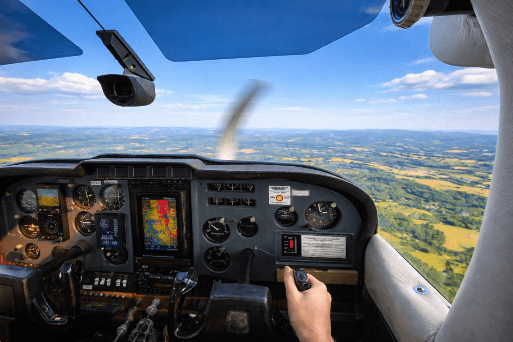 Widok z kabiny samolotu podczas lotu widokowego nad Podkarpaciem