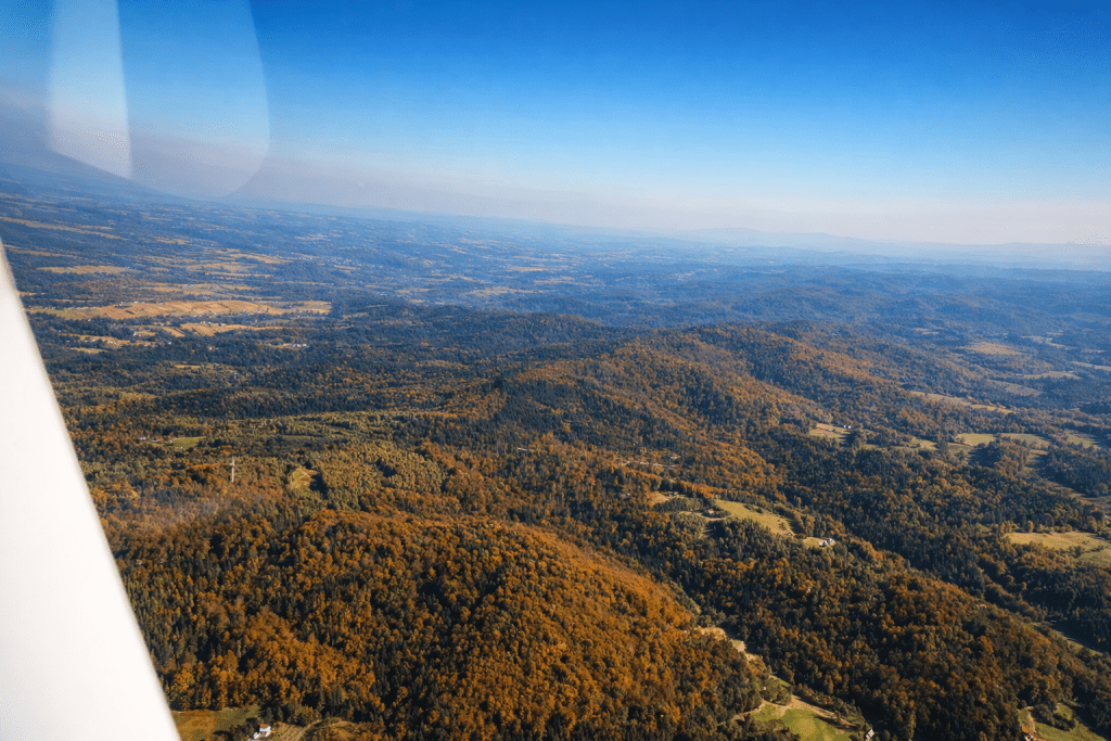 Jesienny krajobraz Pogórza Karpackiego (Bieszczady) widziany z samolotu podczas lotu widokowego
