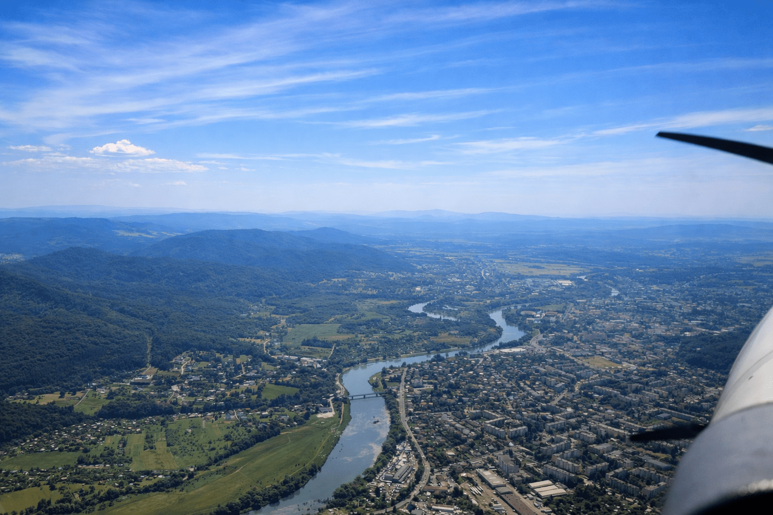 Lot widokowy nad Podkarpaciem – panorama krajobrazu z samolotu Widok z kabiny samolotu podczas lotu widokowego nad Bieszczadami Podkarpacie z lotu ptaka – krajobraz podczas lotu widokowego Lot widokowy nad Jeziorem Solińskim i Bieszczadami Panorama Podkarpacia widziana z samolotu podczas lotu widokowego
