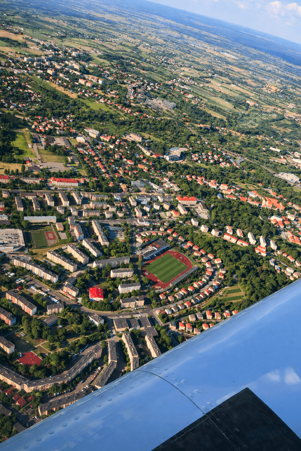 Lot widokowy nad miastem na Podkarpaciu – panorama zabudowy i stadionu widziana z samolotu