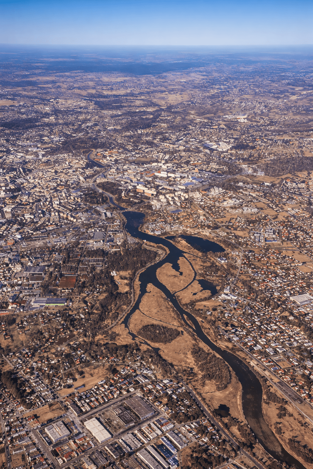 Rzeszów z lotu ptaka – panorama miasta i rzeki Wisłok podczas lotu widokowego