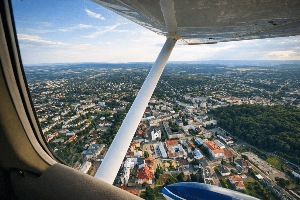 Lot widokowy nad Sanokiem – panorama miasta Sanok widziana z kabiny samolotu