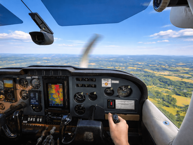 Widok z kabiny samolotu podczas lotu widokowego nad Podkarpaciem